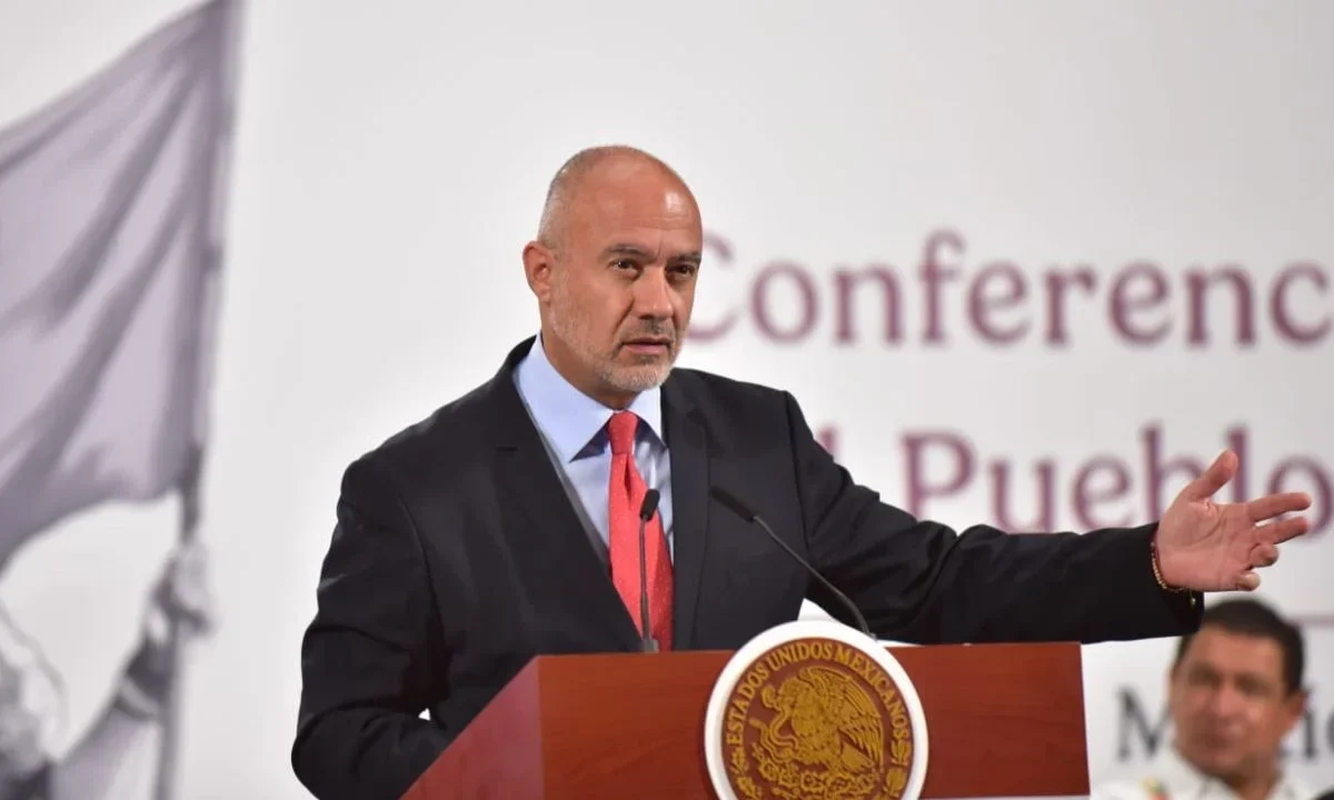 El Secretario Jesús Esteva Medina, firma las nuevas disposiciones de la SICT para autotransporte