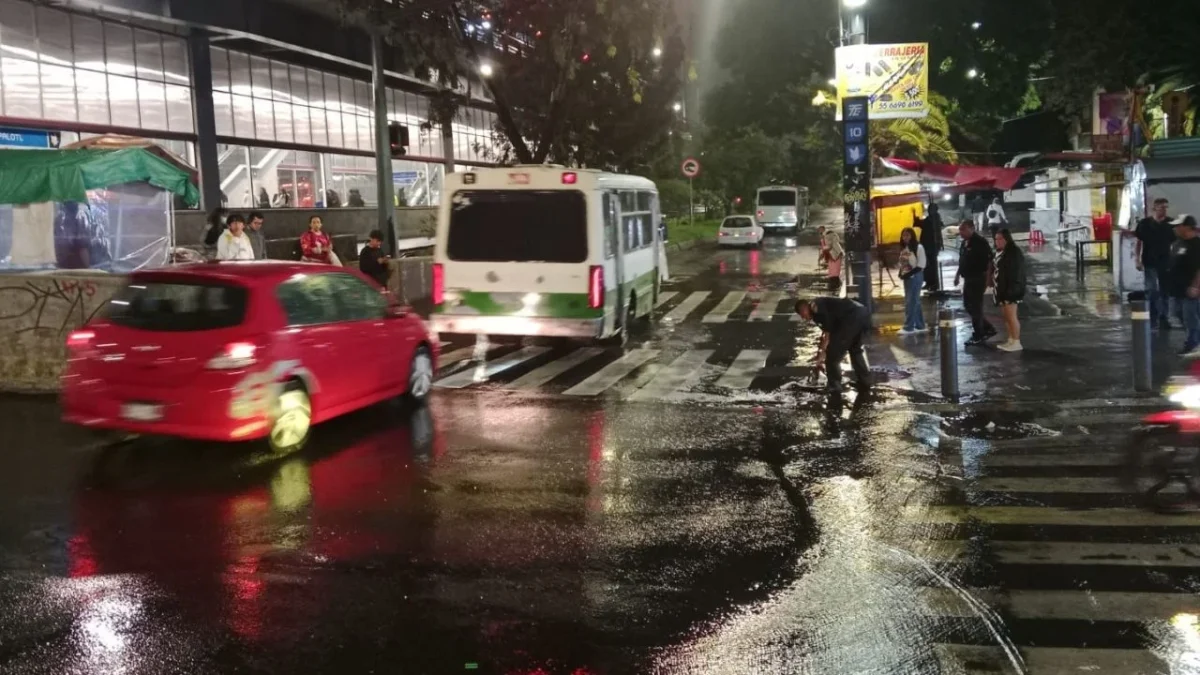 Personal de la SSC libera la vialidad tras encharcamientos registrados por la lluvia de esta noche.
