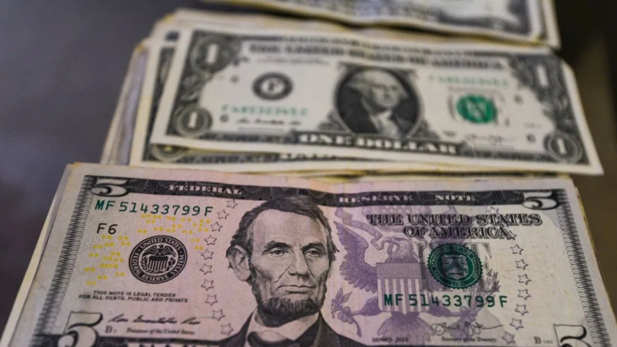 Peso toca los 18.76 por dólar