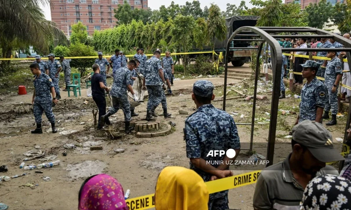 Suman 27 los muertos por caída de un avión militar sobre una escuela en Bangladesh