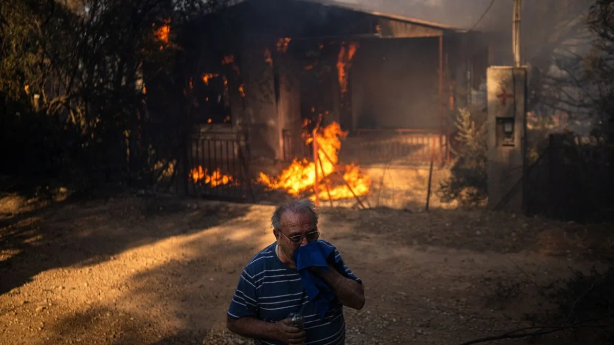 Casa en llamas durante un incendio forestal en Pikermi, a unos 30 km al este de Atenas