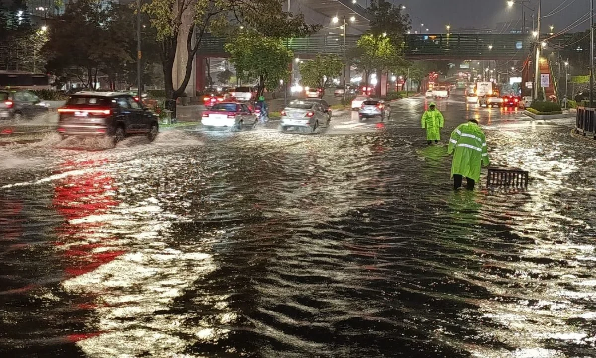 Ante las fuertes lluvias en CDMX, autoridades activan la alerta roja en al menos seis alcaldías. Exhortan a extremar precauciones.