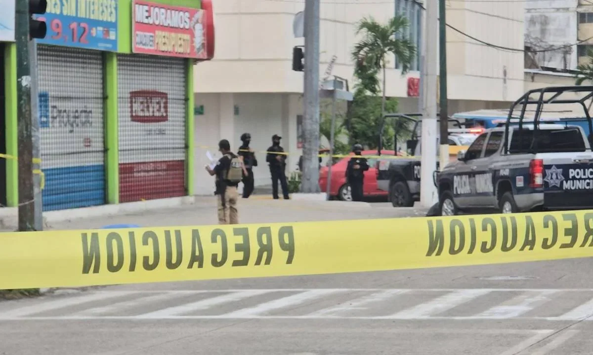 Asesinan a policía municipal en pleno centro de Acapulco, Guerrero.