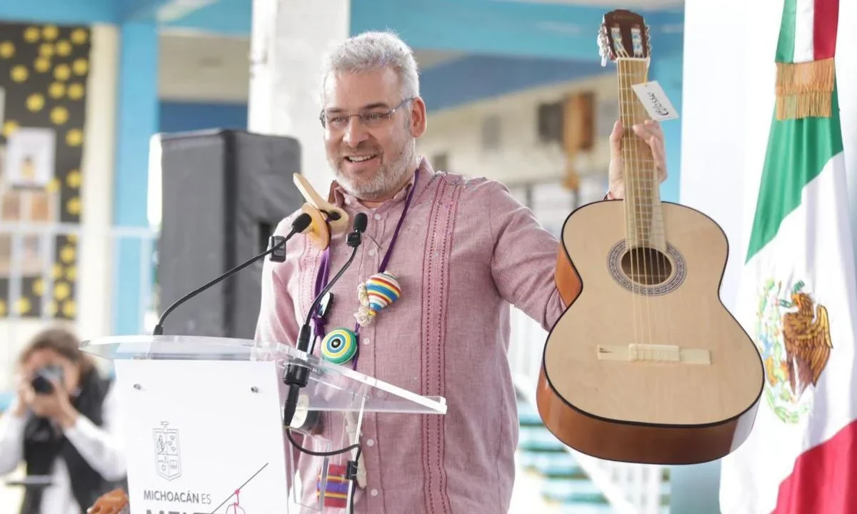 Se espera que este año se distrubuyan 10 mil instrumentos en escuelas secundarias de Michoacán, informó Alfredo Ramírez Bedolla.