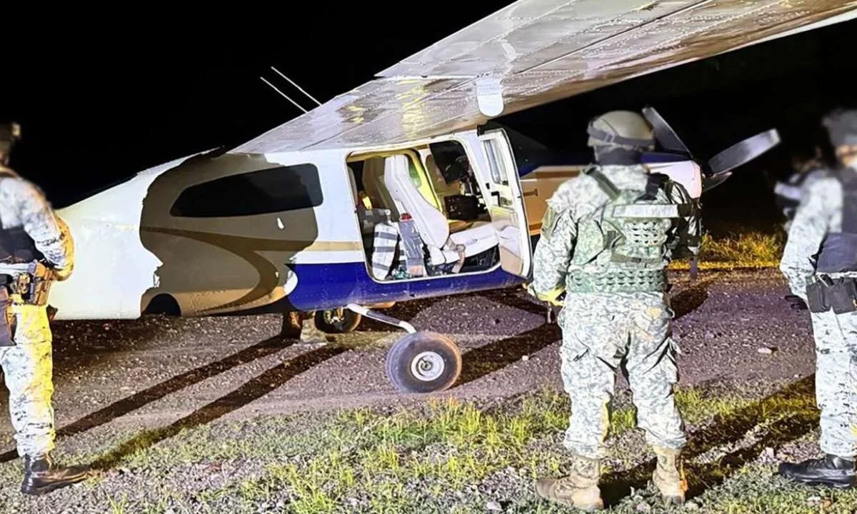 La Secretaría de la Defensa Nacional (Defensa) interceptó una avioneta que transportaba 427 kilos de cocaína.