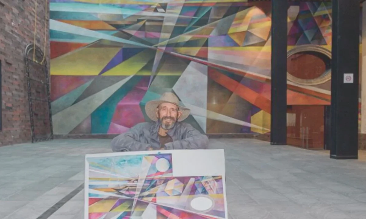 Arnaldo Coen, figura clave del arte contemporáneo mexicano, ha explorado la abstracción y el simbolismo en pintura, grabado, escenografía y performance.