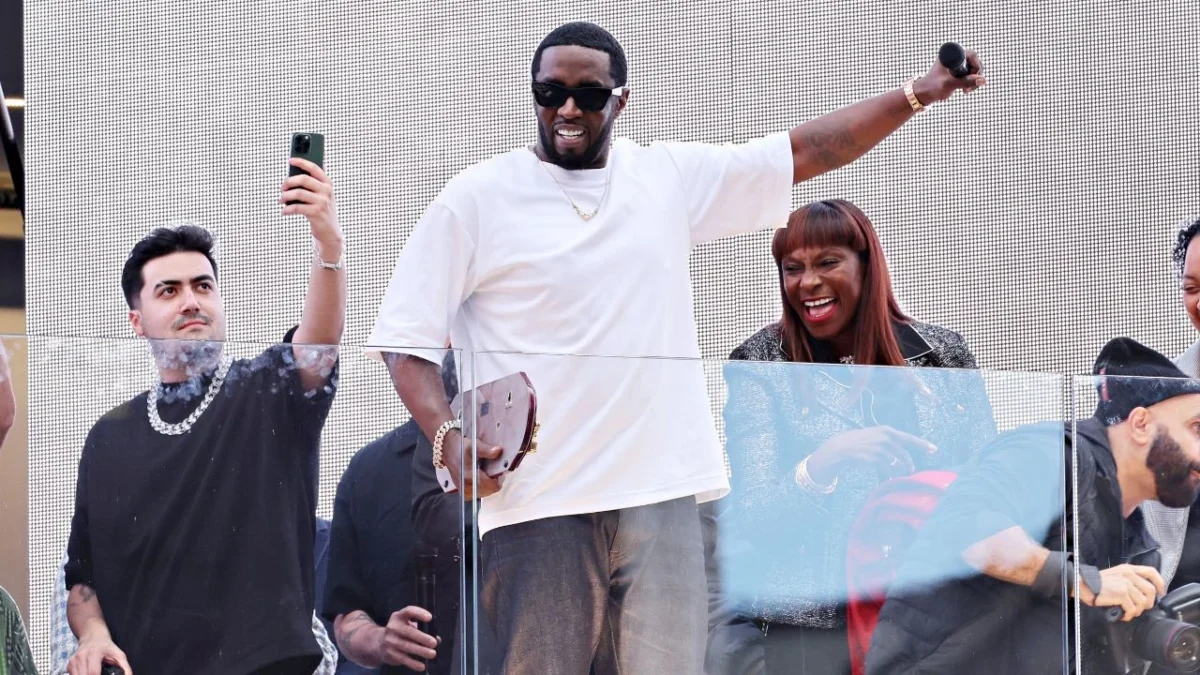 Diddy Combs fue encontrado culpable de los delitos de transporte para ejercer la prostitución y puede alcanzar hasta 20 años de prisión, sin embargo la condena aún no es dictada y se dará a conocer en octubre.