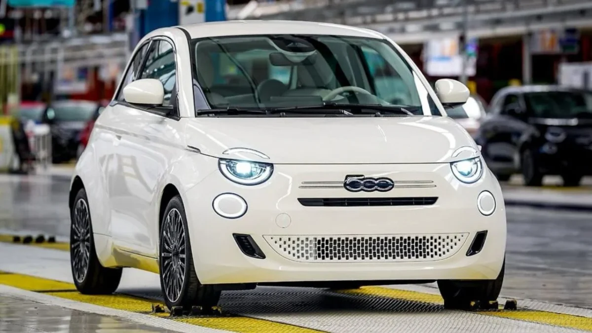 Con una historia de innovación y movilidad urbana, Fiat 500 celebra su aniversario con una nueva versión híbrida, se producirá en noviembre.
