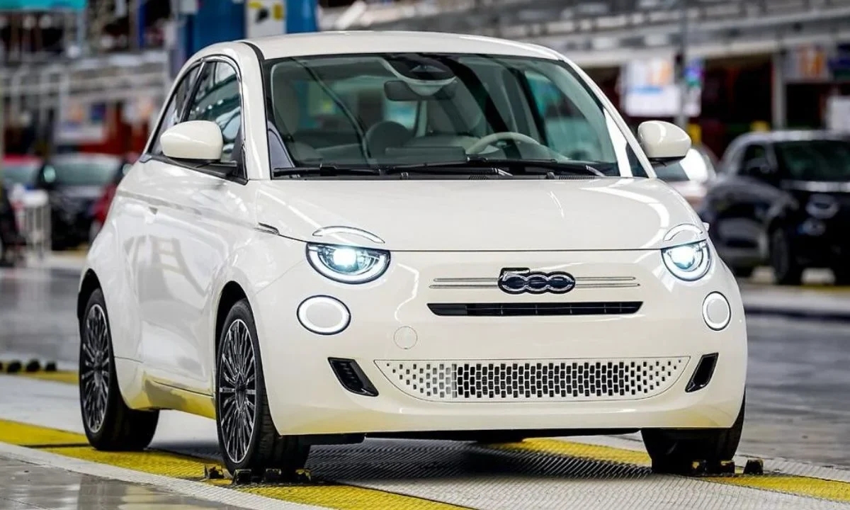 Con una historia de innovación y movilidad urbana, Fiat 500 celebra su aniversario con una nueva versión híbrida, se producirá en noviembre.