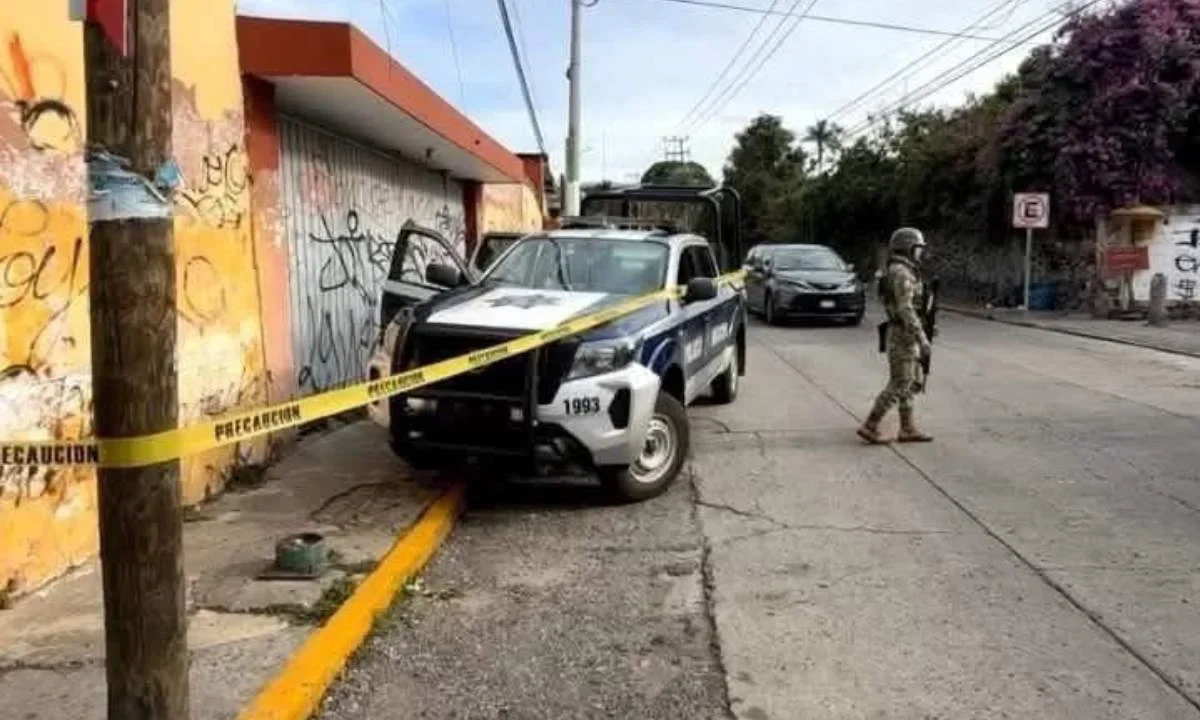 Policías estatales acordonaron la zona donde vecinos hallaron una maleta con restos humanos en San Antón, Cuernavaca.