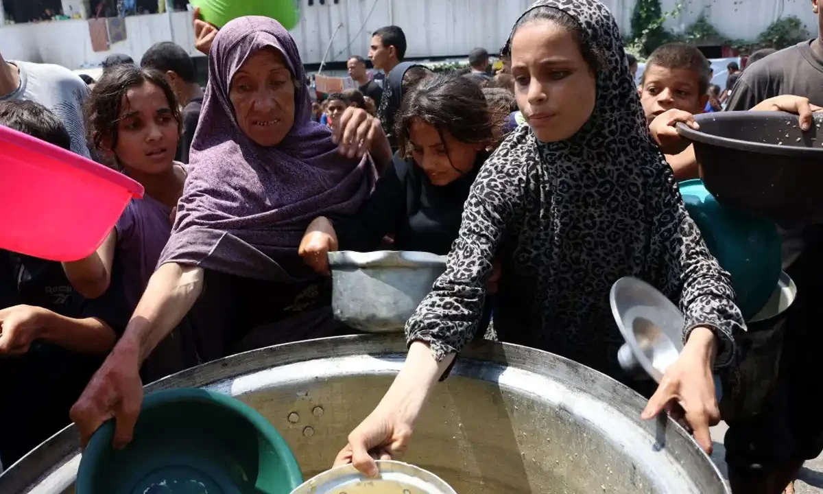 menores y gente en Gaza
