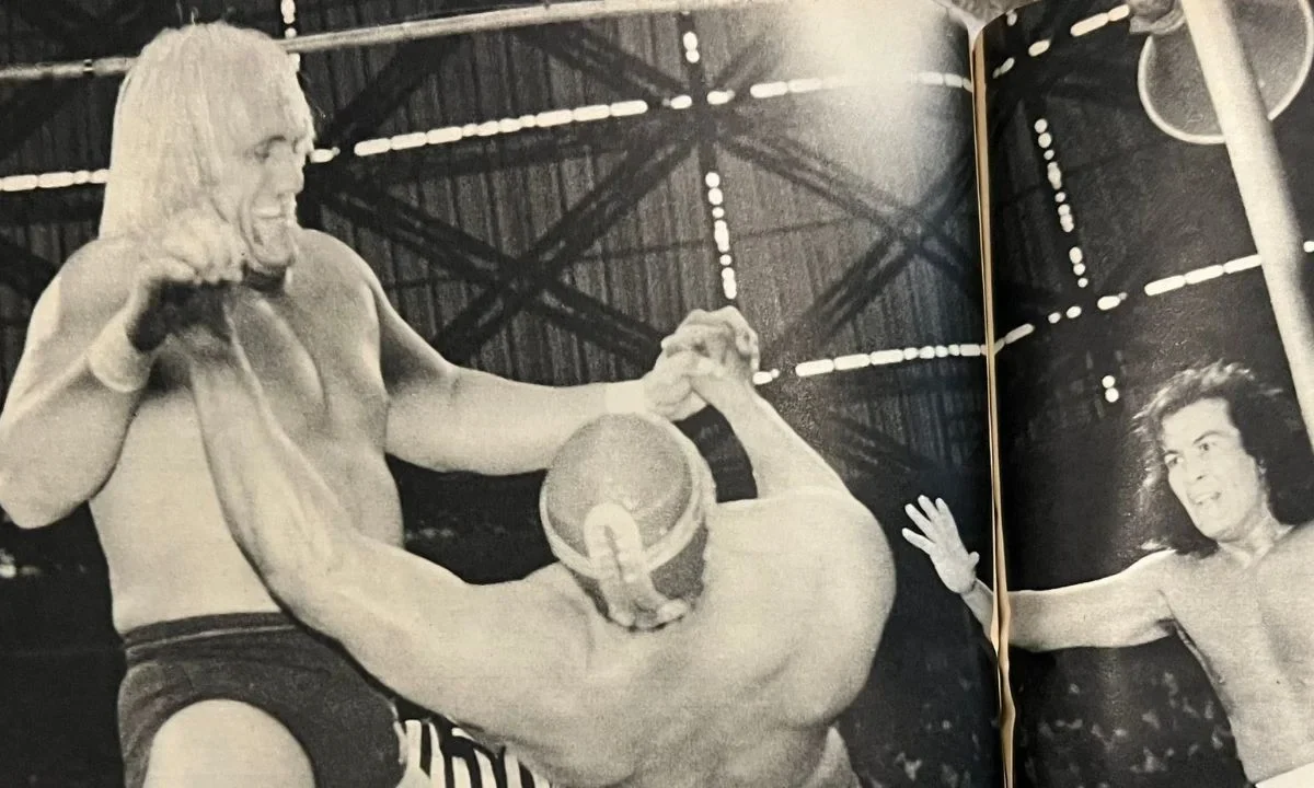 En 1983 Hulk Hogan hizo su debut en México junto a Gran Hamada, para enfrentar a El Canek y El Perro Aguayo y uno año más tarde nuevamente al primero de ellos en el Toreo de Cuatro Caminos
