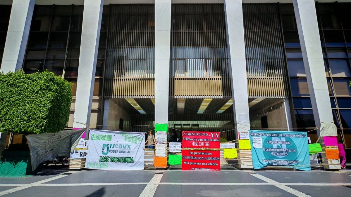 Carteles y casas de campaña continúan en Ciudad Judicial como parte del plantón que los inconformes mantienen en la zona para exigir un aumento salarial y mejores condiciones laborales.