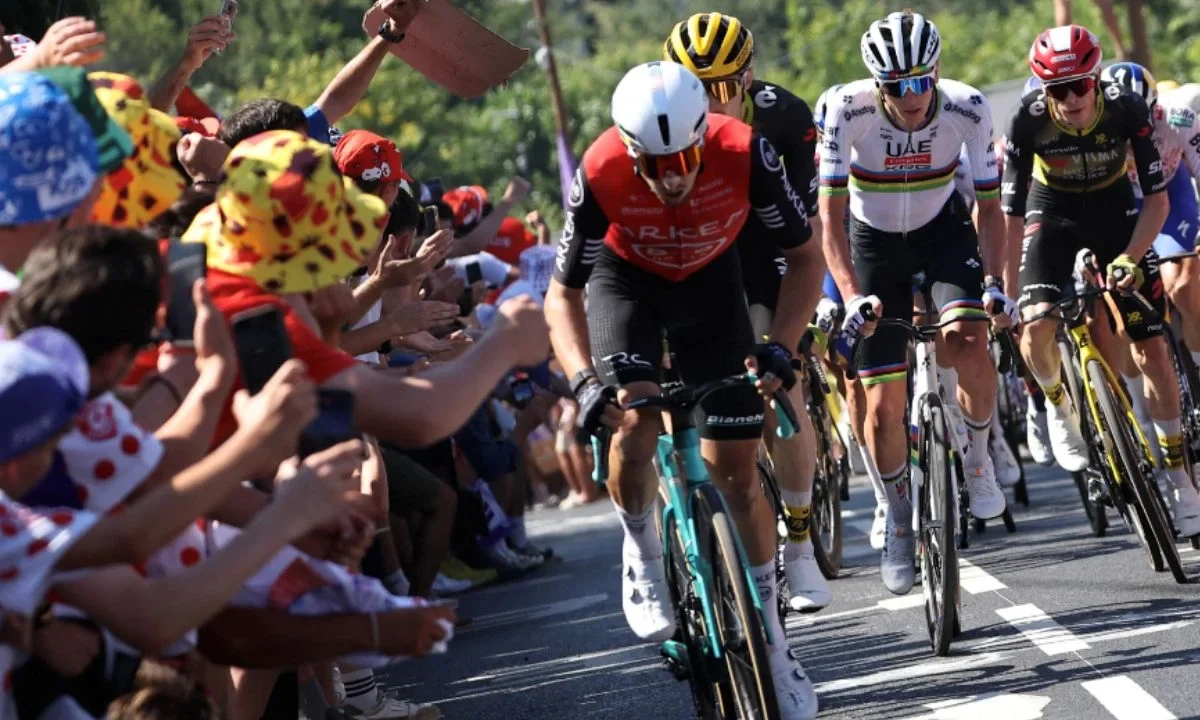 El esloveno no registró tiempo perdido, ante la postura de sus rivales de esperar a que se recuperara de la caída que tuvo al cierre de la ruta en el Tour de France