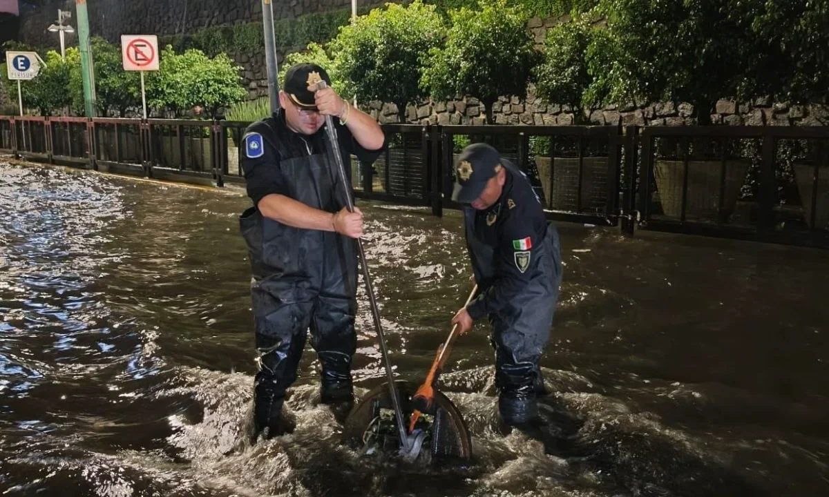 Policías apoyan a ciudadanos atrapados por las fuertes lluvias
