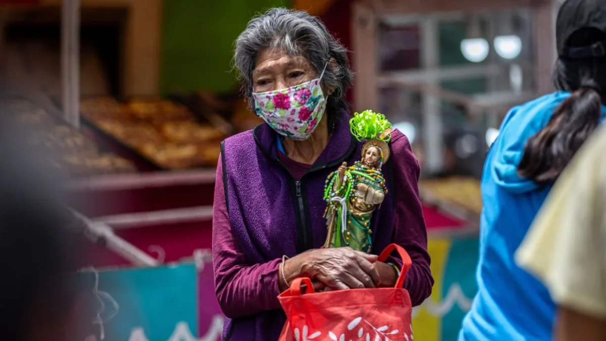 Como cada 28 de mes, fieles llevan entre brazos las figuras de yeso de su patrono, también comparten comida y obsequios con otros devotos como parte de su fe.