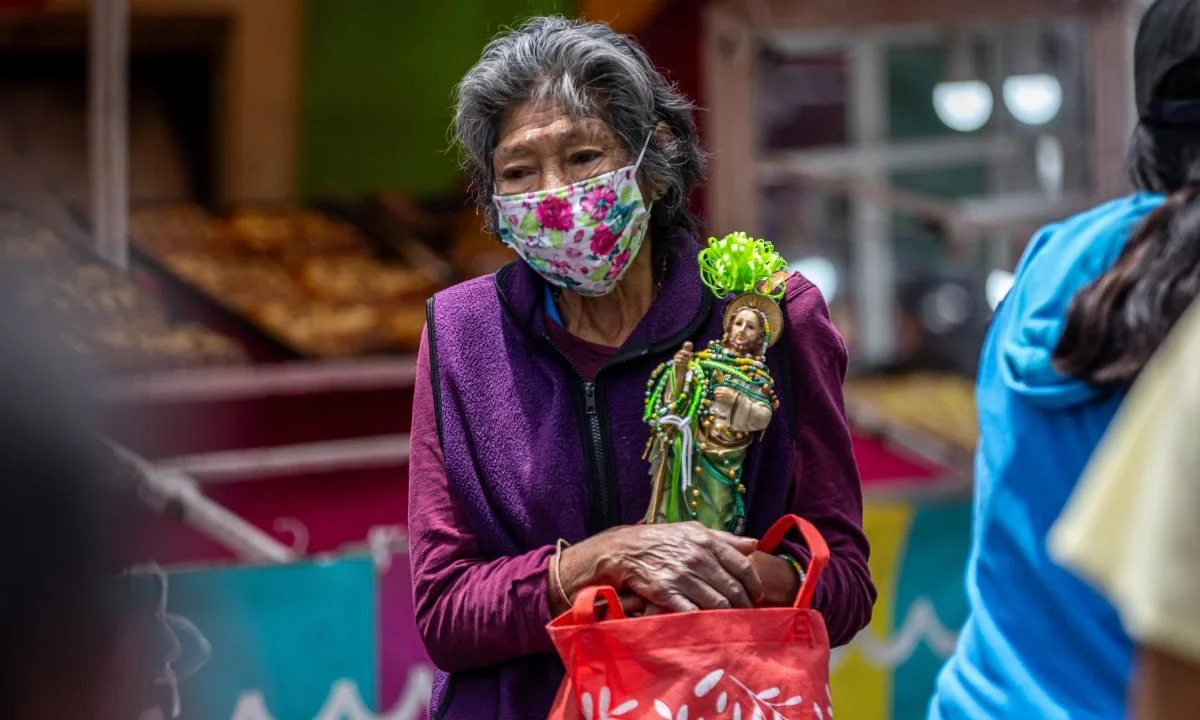 Como cada 28 de mes, fieles llevan entre brazos las figuras de yeso de su patrono, también comparten comida y obsequios con otros devotos como parte de su fe.