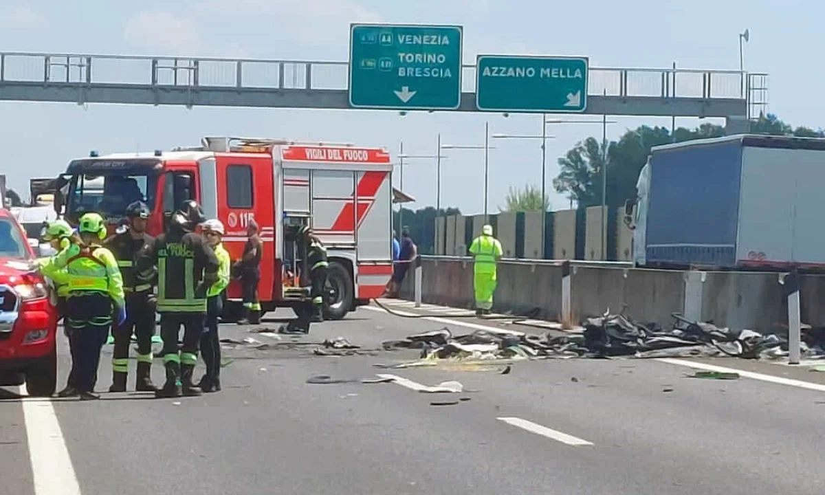Avioneta se estrella en autopista de Italia y deja dos muertos, esto sabemos