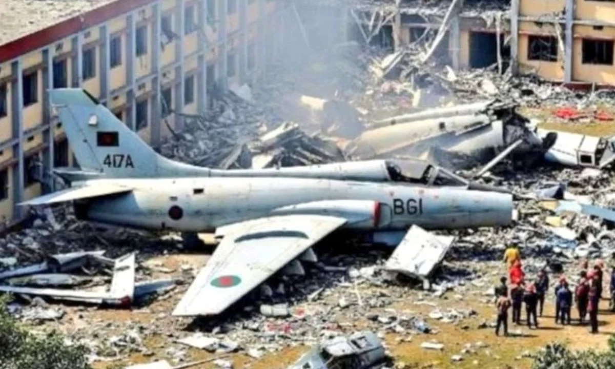 Se estrella avión militar sobre una escuela en Bangladesh
