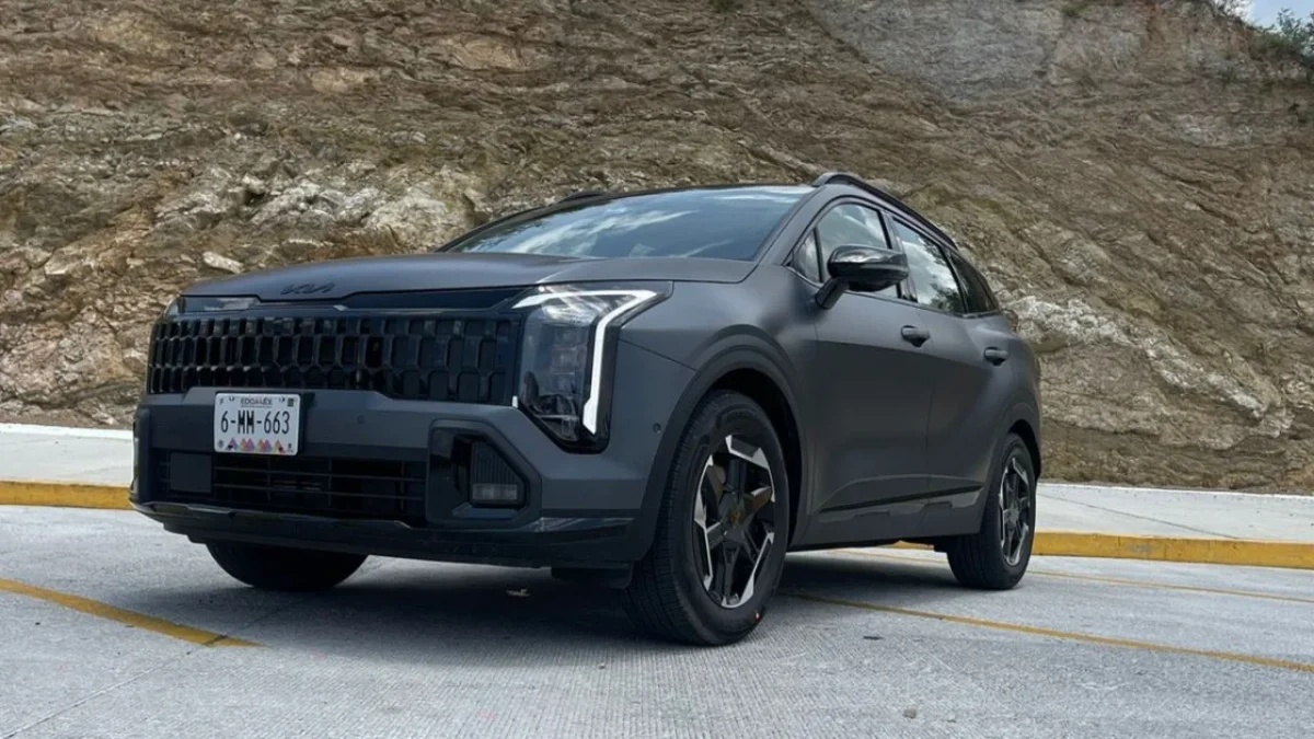 Frente nítido, líneas específicas y con una firma óptica que flanquea una parrilla diferente a la de su predecesor, así es Sportage de KIA.