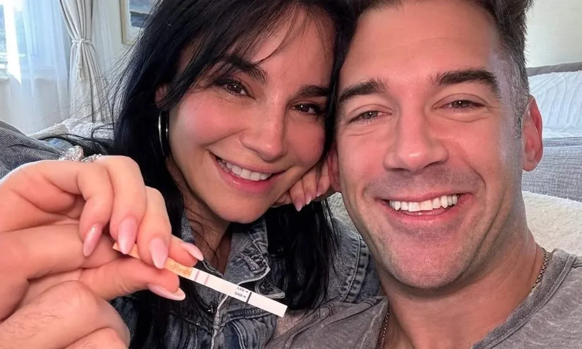 Martha Higareda y Lewis Howes anunciaron con emoción que se convertirán en padres de gemelos en octubre de 2025.