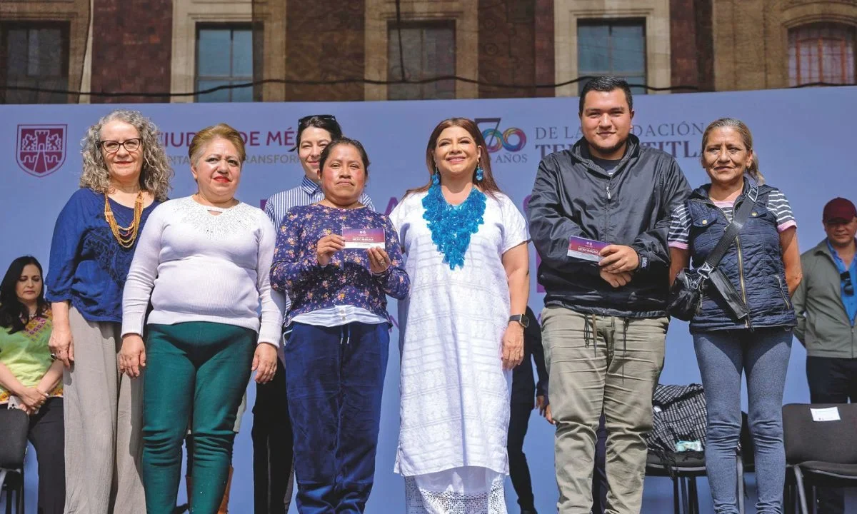 Rendimiento. La mandataria capitalina destacó que el apoyo de Mercomuna se consolida como uno de los programas sociales más grandes de la ciudad, destinado a fortalecer pequeños comercios, mercados públicos y populares.