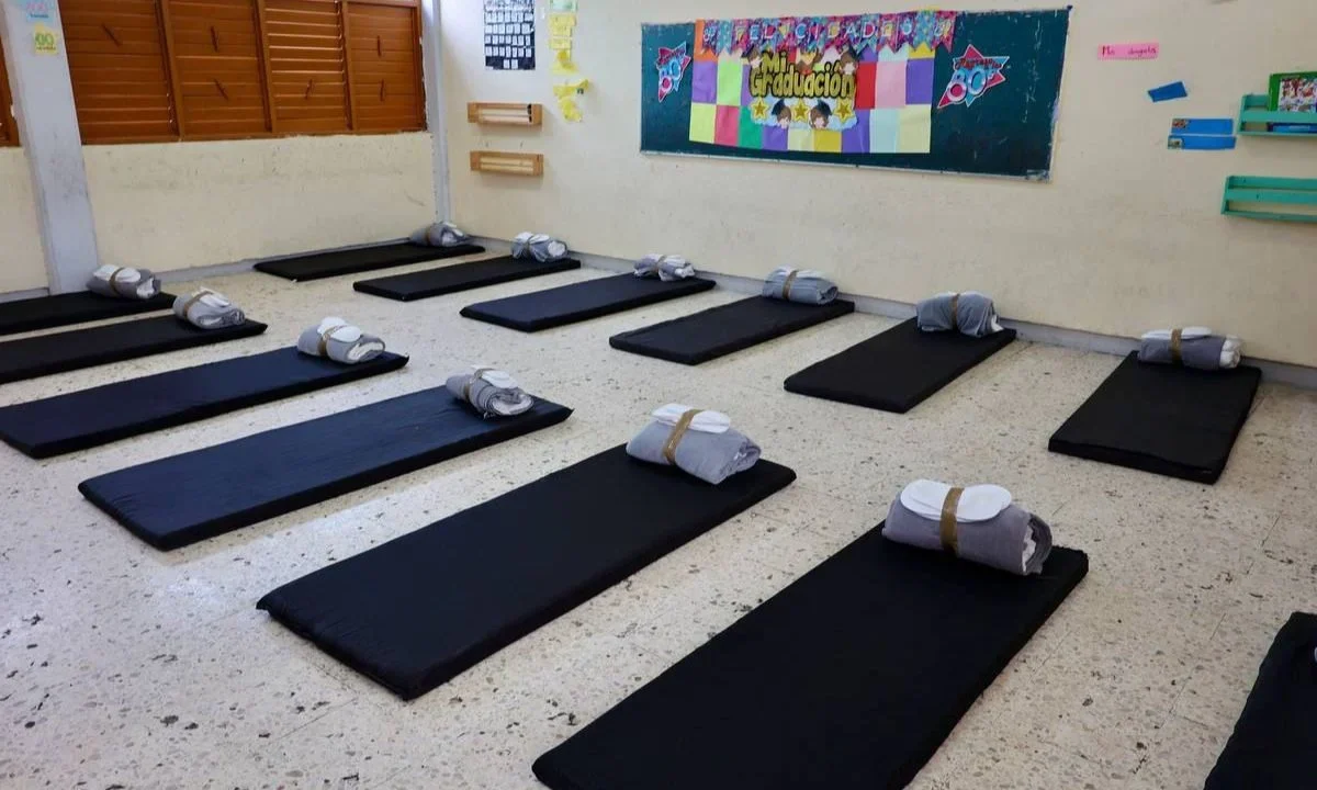 REVISIÓN. La Dirección de Protección Civil municipal verifica que las instalaciones hoteleras en Cancún que podrían recibir a los turistas en caso de un fenómeno meteorológico cuenten con todo lo necesario.