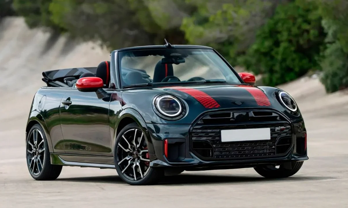 El precio del MINI John Cooper Works 2025 descapotable ronda en los 699,000 pesos