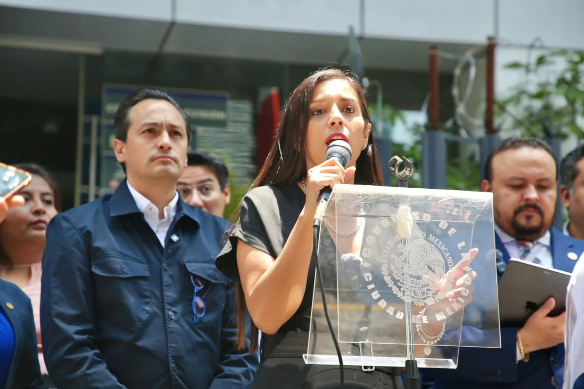 Proceso. Arropada por legisladores del PAN , la dirigente local albiazul, Luisa Gutiérrez, presentó el recurso en los Juzgados de Distrito en materia administrativa.