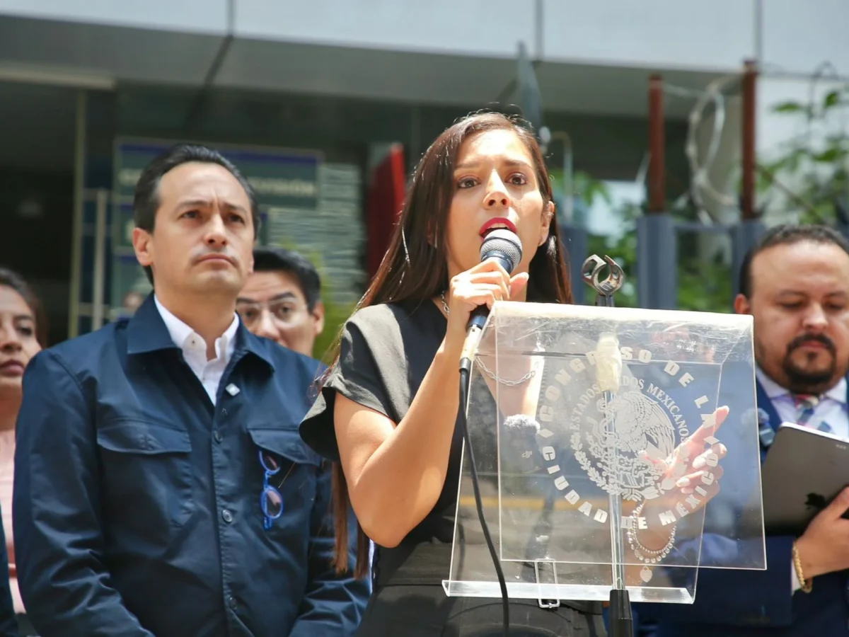 Proceso. Arropada por legisladores del PAN , la dirigente local albiazul, Luisa Gutiérrez, presentó el recurso en los Juzgados de Distrito en materia administrativa.
