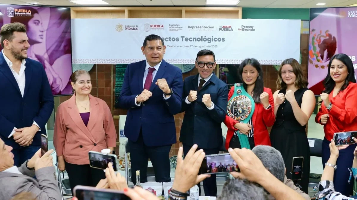 VISITA. El gobernador de Puebla, Alejandro Armenta, participó en una conferencia de prensa en la Ciudad de México.