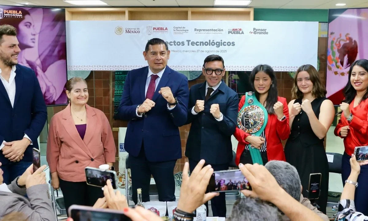 VISITA. El gobernador de Puebla, Alejandro Armenta, participó en una conferencia de prensa en la Ciudad de México.