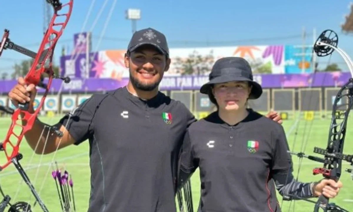 Adriana Castillo y Máximo Méndez celebran el oro en tiro con arco compuesto mixto durante los Juegos Panamericanos Junior 2025.