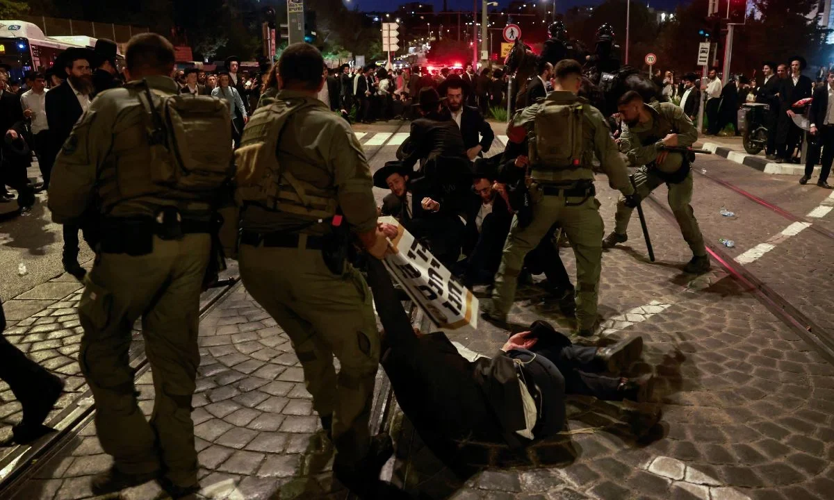 La policía israelí desaloja a manifestantes judíos ultraortodoxos que protestaban por su reclutamiento en el ejército israelí