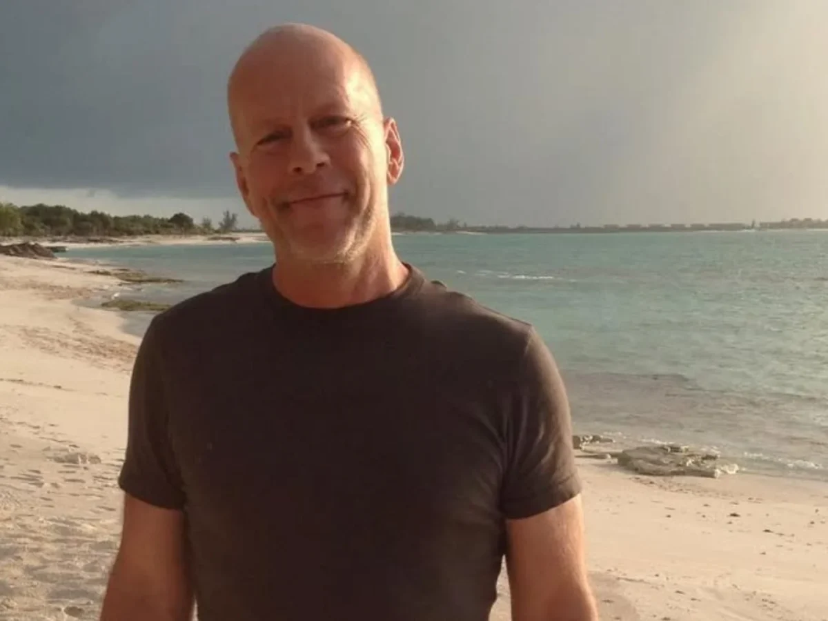 Bruce Willis, quien padece demencia, ahora reside en una casa aparte de su familia, donde recibe atención médica 24/7, según su esposa.