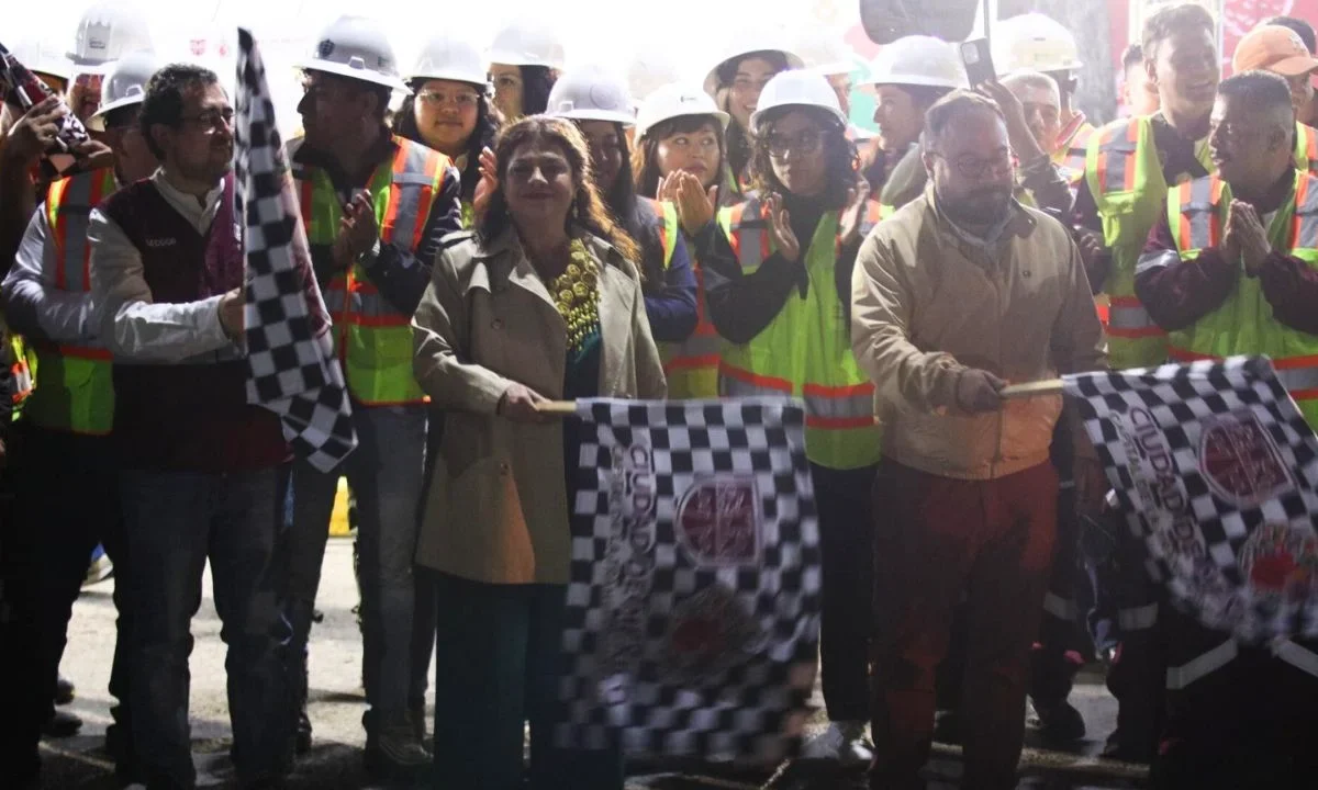 La jefa de Gobierno, Clara Brugada, da banderazo al programa de 'Bacheo Nocturno' en la CDMX.