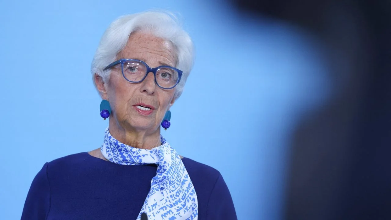 Christine Lagarde, presidenta del Banco Central Europeo, defiende independencia de bancos centrales.