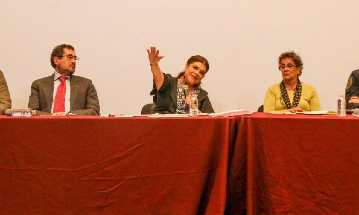 Clara Brugada presentó una iniciativa para crear la Ley del Sistema Público de Cuidados para garantizar la igualdad en las labores del hogar.