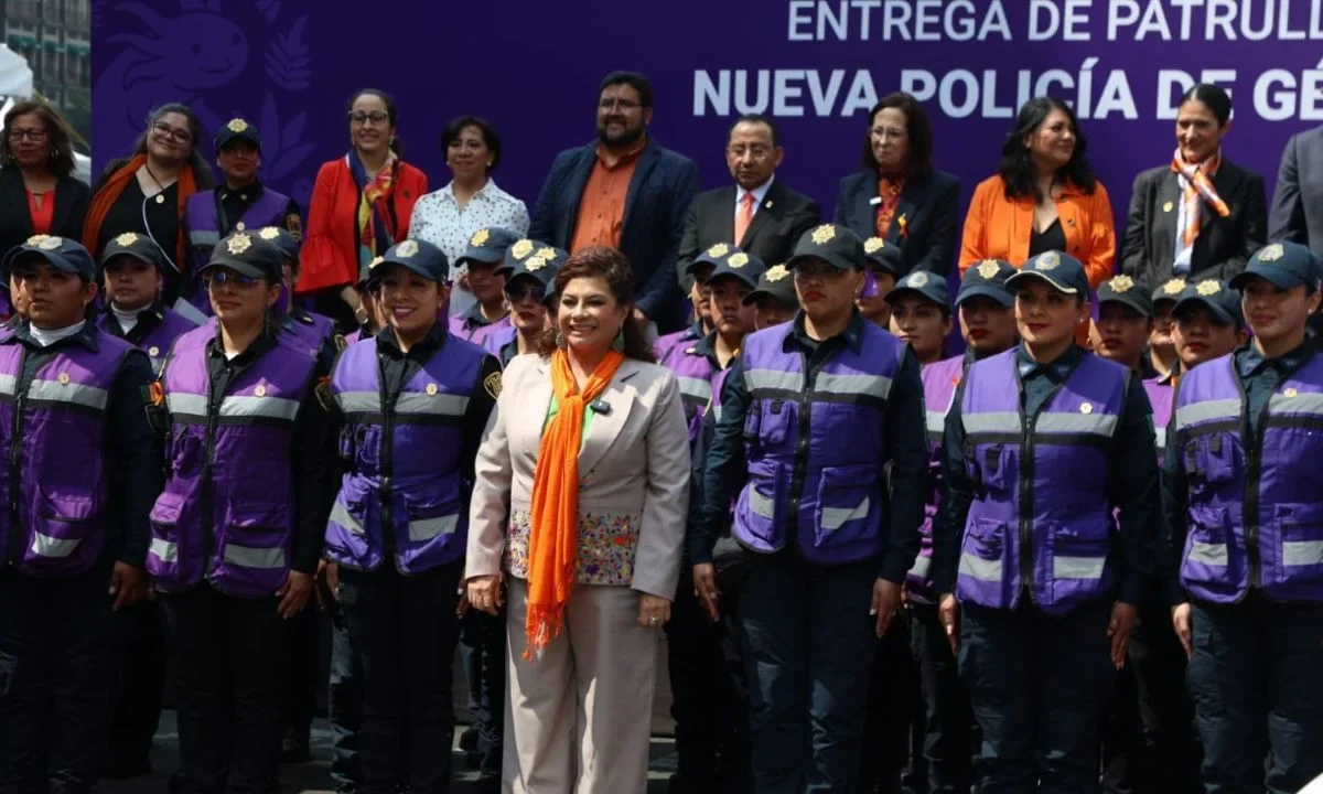 La jefa de Gobierno, Clara Brugada, encabezó la presentación y banderazo de la nueva Policía Especializada de Género de la Ciudad de México (CDMX).