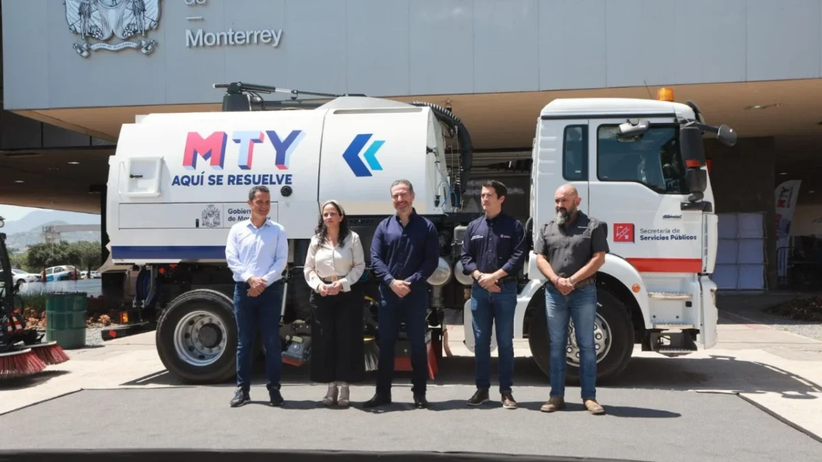 El alcalde de Monterrey, Adrián de la Garza, otorgó a Servicios Públicos barredoras mecánicas que estarán atendiendo las calles y avenidas.