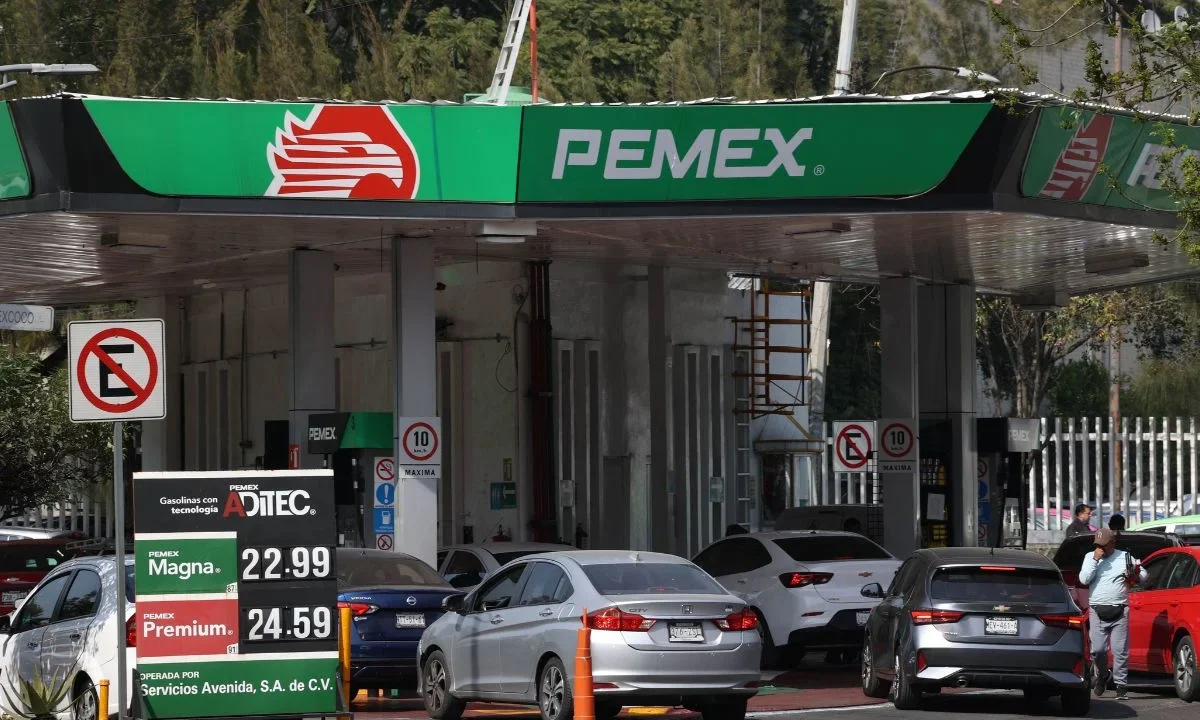 Fitch eleva la calificación de Pemex de B+ a BB