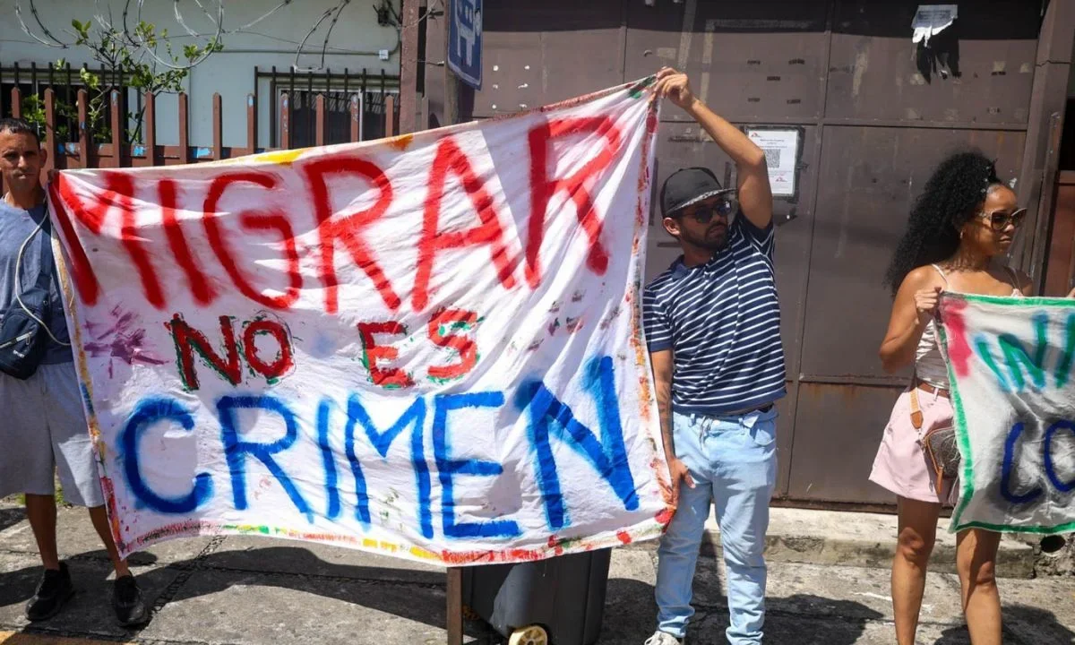 Migrantes protestan frente a oficinas de la Comar en Chiapas