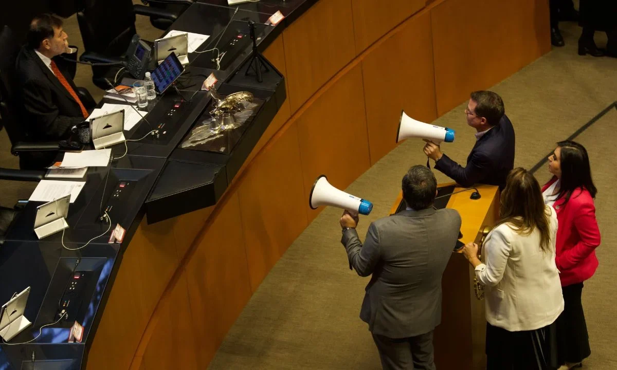 En la sesión, Gerardo Fernández y Adán Augusto López fueron vistos hablando por teléfono; también, el presidente del Senado envió una caja con té de tila a Ricardo Anaya, quien mostró que estaba vacía.