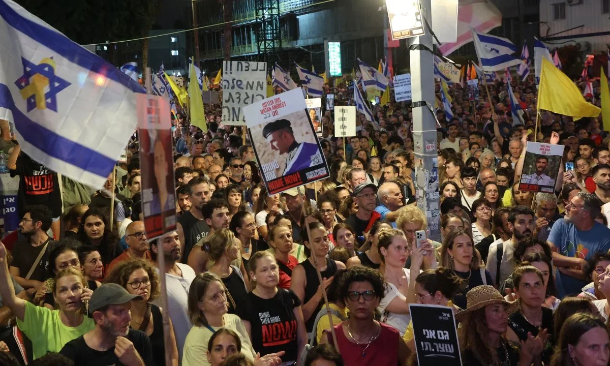 La protesta en Tel Aviv estuvo marcada por bloqueos carreteros, neumáticos incendiados y choques con las fuerzas policiacas.