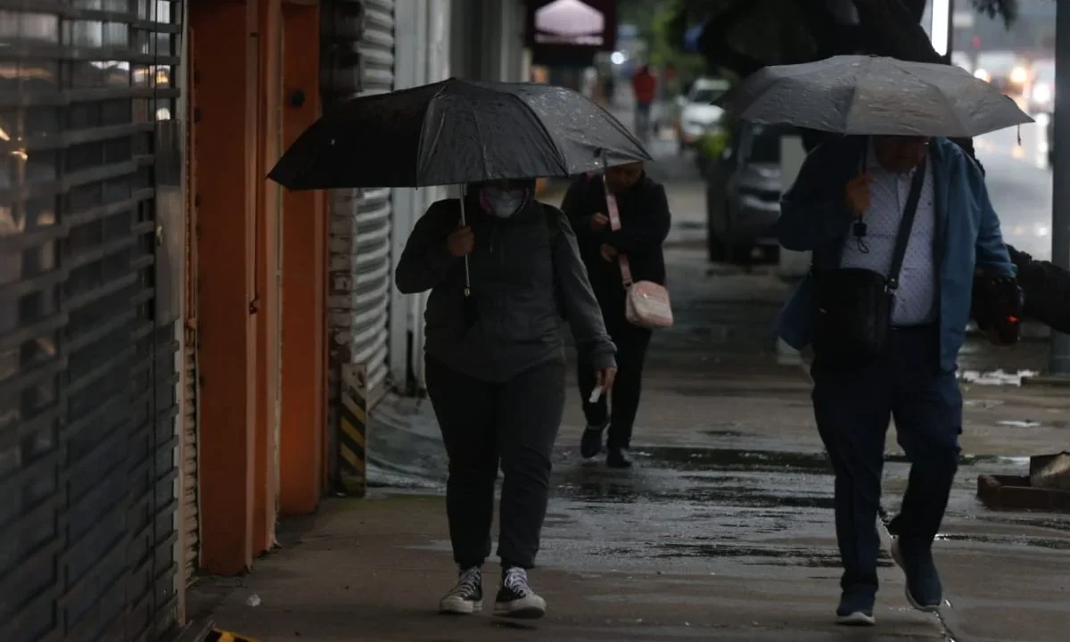 Activan doble alerta por intensificación de lluvias en CDMX.