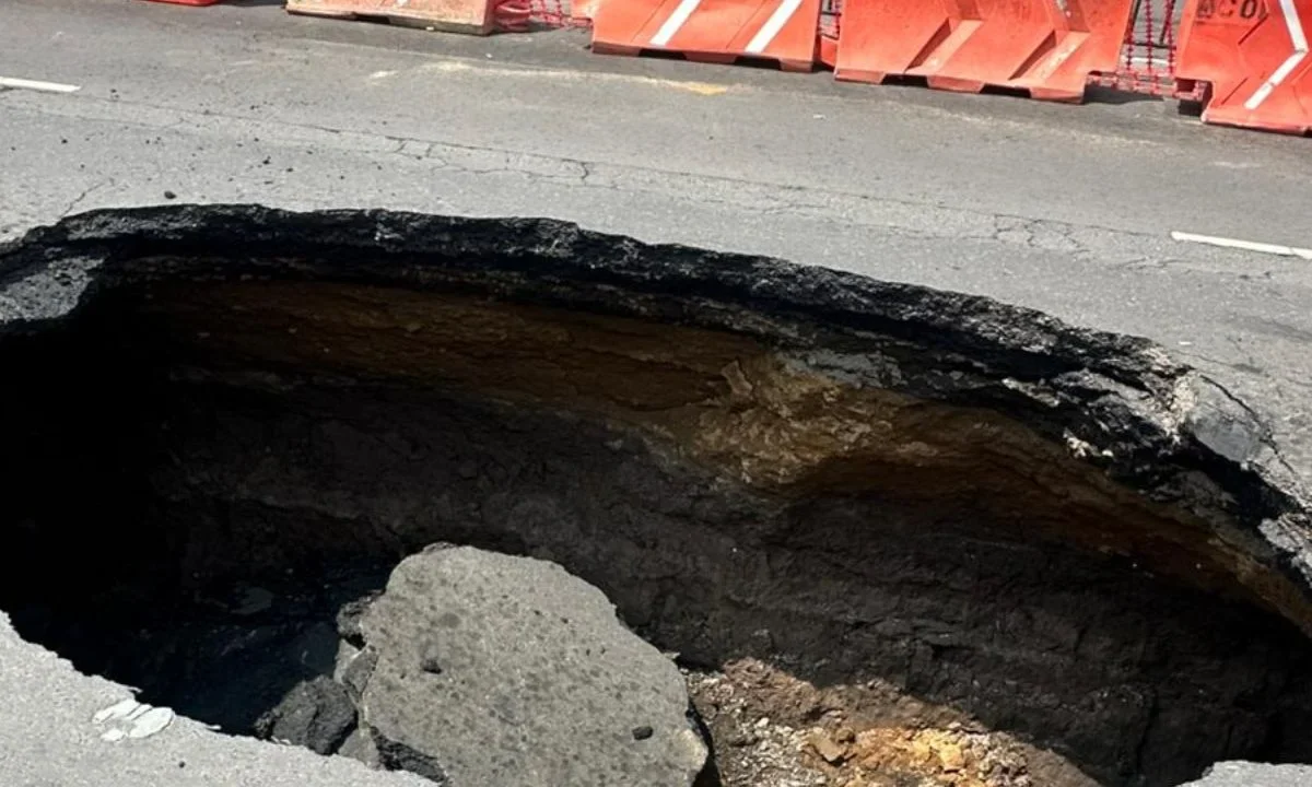 Segiagua trabaja en reparación de socavón en Calzada Zaragoza