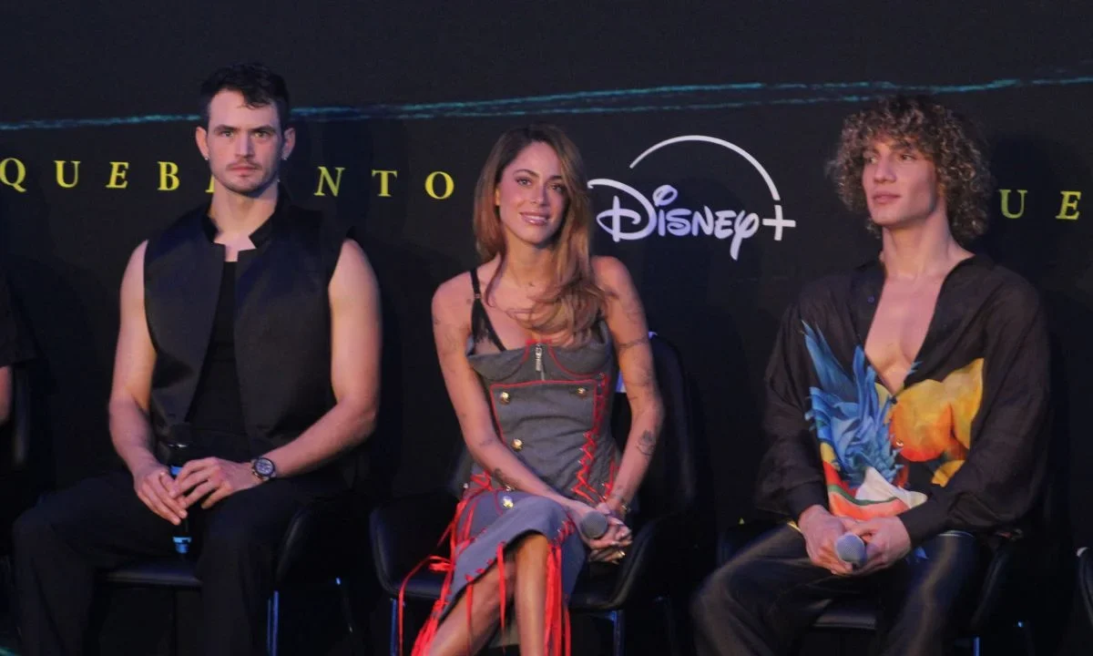 Este viernes la serie Quebranto se estrenará a nivel mundial en Disney+. Este es el regreso oficial de Tini Stoessel a la actuación y ahora lo hace con un personaje más maduro llamado Miranda, a diferencia de lo que hizo en Violetta de 2015.