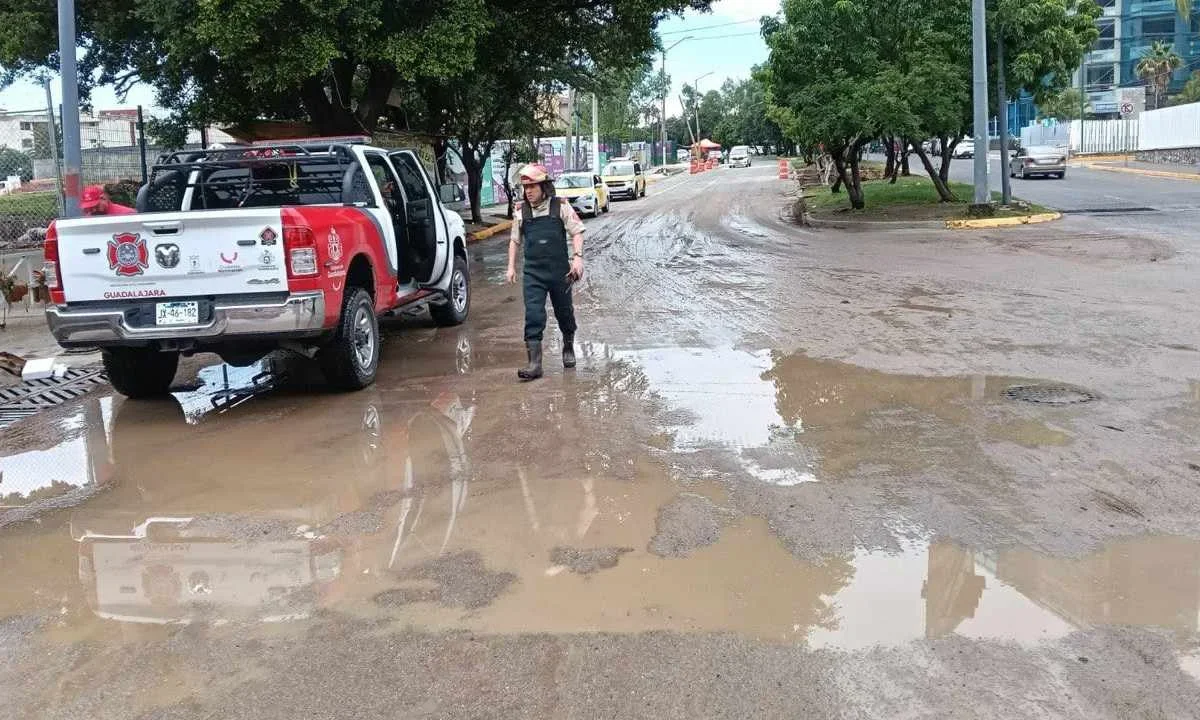 Luego de la fuerte tormenta matutina de este miércoles, el Gobierno de Guadalajara informó sobre 15 colonias afectadas en el municipio.