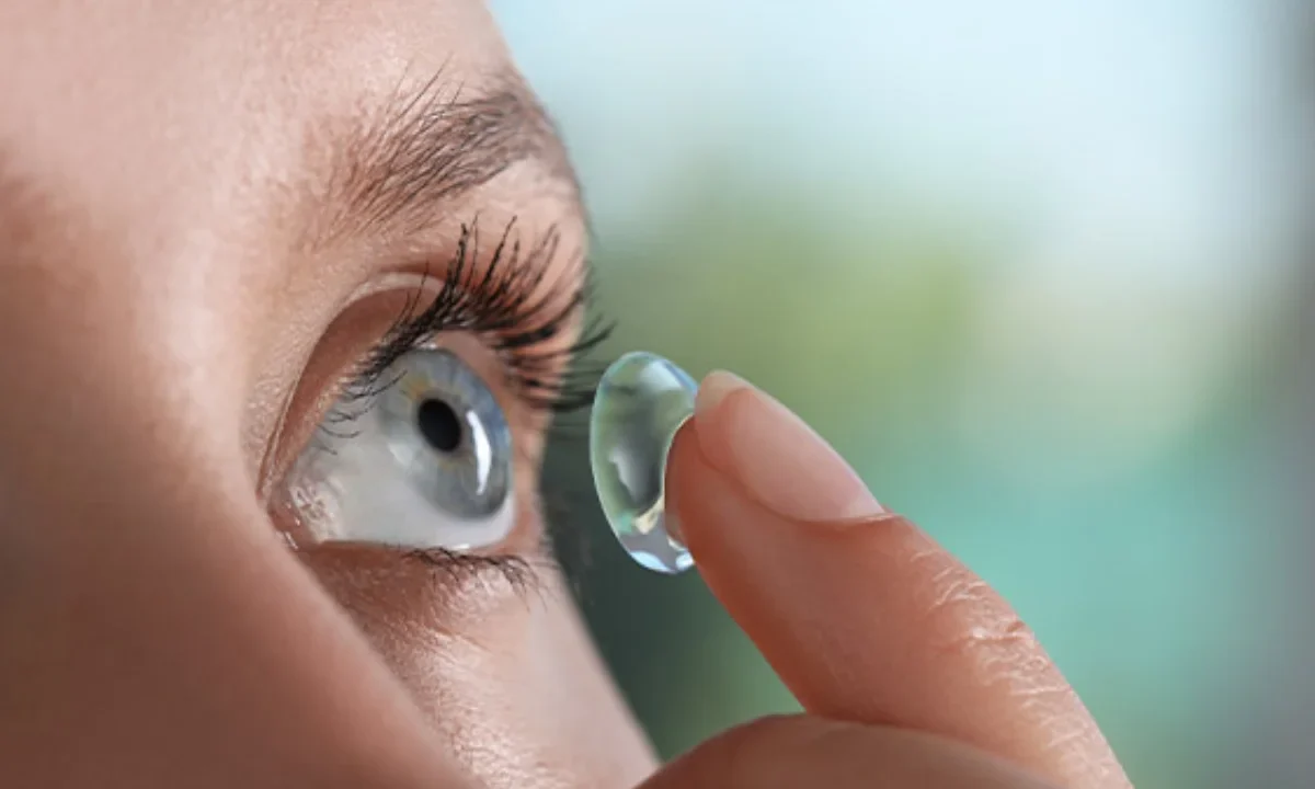 Los lentes de contacto brindan comodidad y estética, aunque requieren higiene estricta y revisiones médicas para mantener una visión saludable.