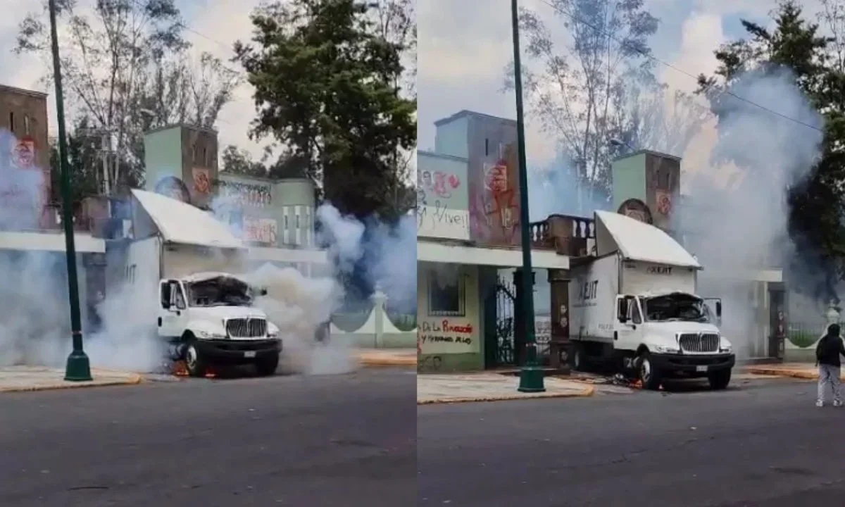A 11 años del caso, padres de los 43 de Ayotzinapa protestan en el Campo Militar 1